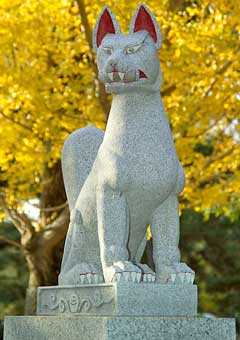 Fox statue at Inari shrine